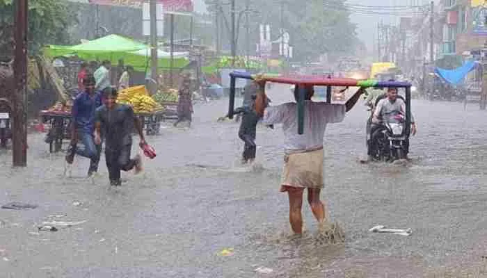 फर्रुखाबाद: झमाझम बारिश ने जाम कर दिया शहर, खुशनुमा मौसम बना आफत