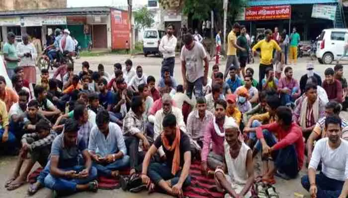 बुलंदशहर: आरोपियों की गिरफ्तारी न होने पर भड़के हिन्दू जागरण मंच के समर्थक