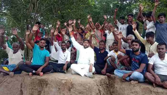 गोरखपुर: बाढ़ग्रस्त क्षेत्र के लोगों ने समस्याओं को लेकर बंधे पर किया प्रदर्शन