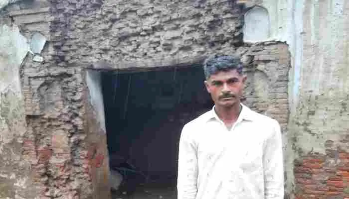 सीतापुर: तेज हवाओं के साथ पूरे दिन होती रही बारिश, एक मासूम की मौत, तीन घायल
