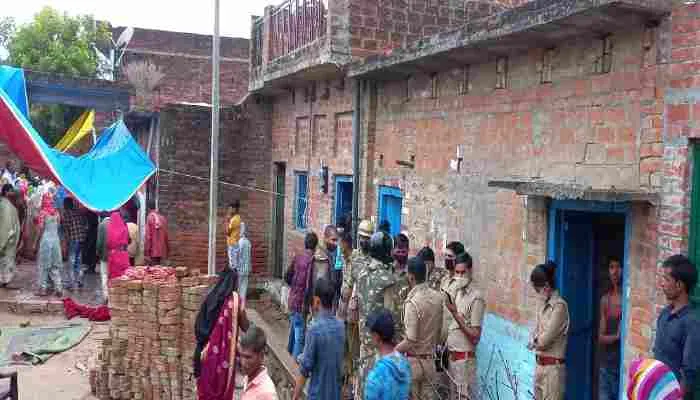 उन्नाव: हैदराबाद से शव घर पहुंचते ही मचा कोहराम, मृतक की पत्नी ने काटा हंगामा