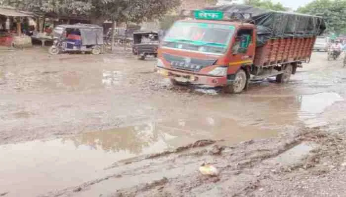 औरैया: योगी सरकार की गड्ढा मुक्त सड़कों का वायदा निकला हवा हवाई