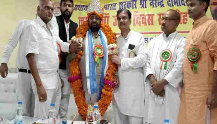 रायबरेली: केक काटकर मनाया गया पीएम मोदी का जन्मदिन, केन्द्रीय मंत्री ने कही ये बात
