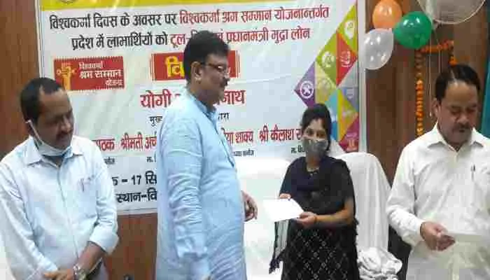 कन्नौज: सांसद सुब्रत पाठक ने कहा- शासन की प्राथमिकता है आप आत्मनिर्भर बने