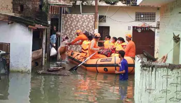 गोरखपुर में जलभराव से बिगड़े हालात, एनडीआरएफ ने 34 लोगों का किया रेस्क्यू