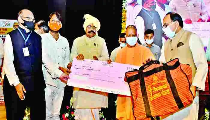यूपी: मुख्यमंत्री योगी ने प्रशिक्षित लाभार्थियों को वितरित किए टूल किट व चेक