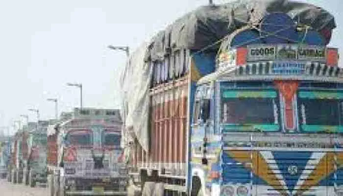मिर्जापुर: अपर जिलाधिकारी ने किया ओवरलोडिंग ट्रकों का औचक निरीक्षण, मचा हड़कम्प