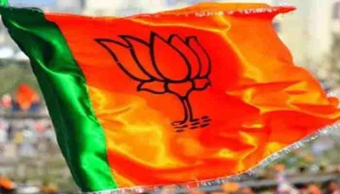 फर्रुखाबाद: भाजपा के दर्जनों पदाधिकारियों के दोनों हाथों में ‘कमल’, जानिए कैसे?