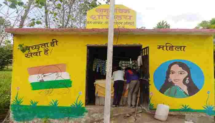 सीतापुर: सरकारी शौचालय में चल रही है किराने की दुकान, जिम्मेदार मौन!