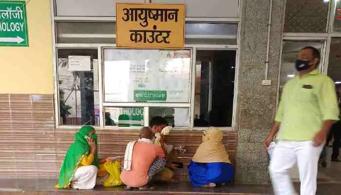 लखनऊ: सरकार की महत्वाकांक्षी योजना आयुष्मान भारत के प्रति गंभीर नहीं जिम्मेदार