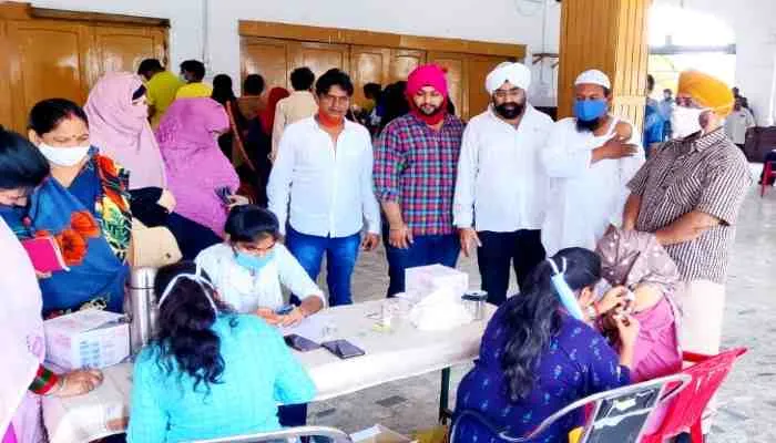 लखनऊ: गुरुद्वारा नाका हिंडोला में 921 लोगों को लगी कोरोना वैक्सीन