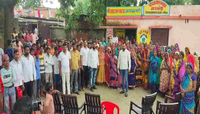 अयोध्या: चरागाह की जमीन का कर दिया आवंटन, ग्रामीणों ने किया प्रदर्शन