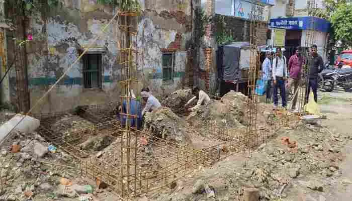 लखनऊ: विद्यालय के बगल में शुलभ शौचालय का निर्माण, पुलिस से की शिकायत