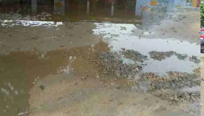 लखनऊ: विद्यालय प्रांगढ़ में भर रहा गांव का गंदा पानी, जानें क्या कहते हैं जिम्मेदार