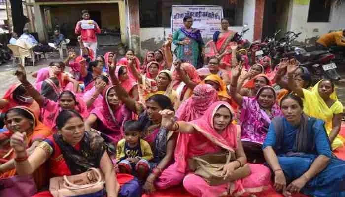 जौनपुर: महिला आंगनबाड़ी कर्मचारी संघ ने मानदेय न बढ़ने पर जताया आक्रोश