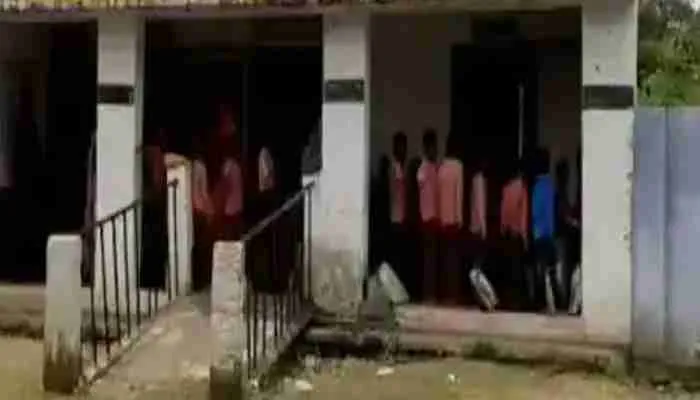 लखनऊ: बच्चे कर रहे थे लंच, अचानक गिरने लगा प्लास्टर, जानें फिर क्या हुआ?