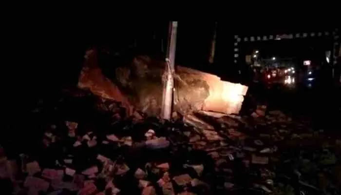 रायबरेली: बारिश से गिरा जर्जर भवन, इलाके में मची अफरातफरी