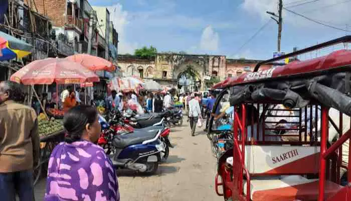 अयोध्या: अतिक्रमण के कारण दिन में सिकुड़ जाती हैं सड़कें, पुलिस भी करती है अनदेखी