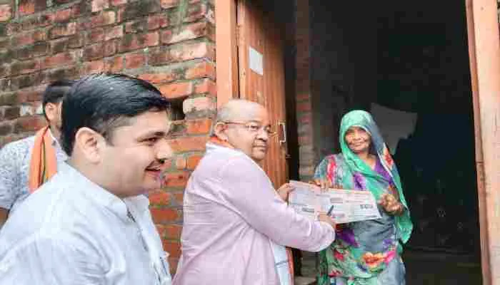 सीतापुर: कार्यकर्ताओं ने घर-घर जाकर किया भाजपा की नीतियों का बखान