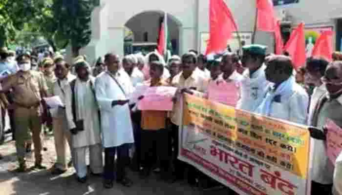 रायबरेली: भारत बंद के समर्थन में सड़क पर उतरे किसान व नौजवान, कलेक्ट्रेट में किया प्रदर्शन