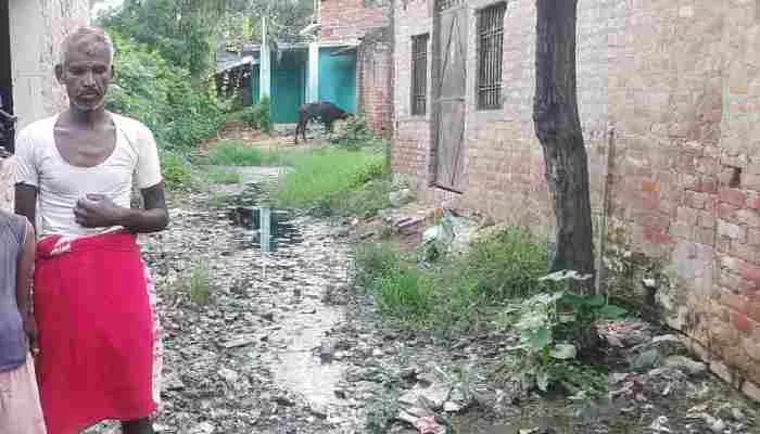 बाराबंकी: सीसी रोड का निकला दीवाला, सड़क बन गई नली,