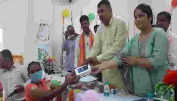 सीतापुर: विधायक ने वितरित किए स्मार्ट फोन, सरकार हर माह कराएगी रिचार्ज