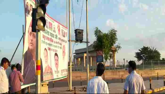 लखनऊ: अवैध होर्डिंग्स व पोस्टर पर चला नगर निगम का डंडा