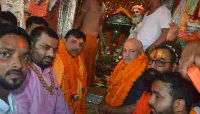 अयोध्या: दिल्ली के उप मुख्यमंत्री मनीष सिसोदिया पहुंचे रामलला के दरबार, टेका माथा