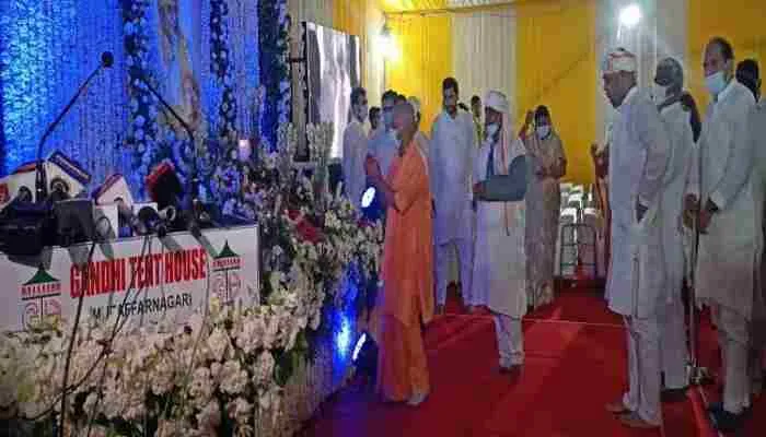 त्रयोदशी संस्कार में पहुंचे सीएम योगी, कहा- रामजन्‍म भूमि आंदोलन के महान योद्धा थे बाबूजी