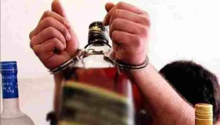 यूपी: आबकारी विभाग ने शराब माफियाओं पर कसा शिकंजा, 143 लोग गिरफ्तार