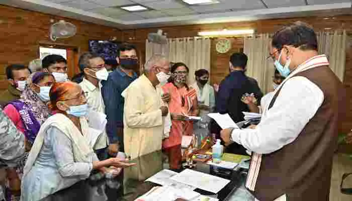 लखनऊ: डिप्टी सीएम ने सुनी फरियादियों की समस्याएं, अफसरों को दिए निर्देश