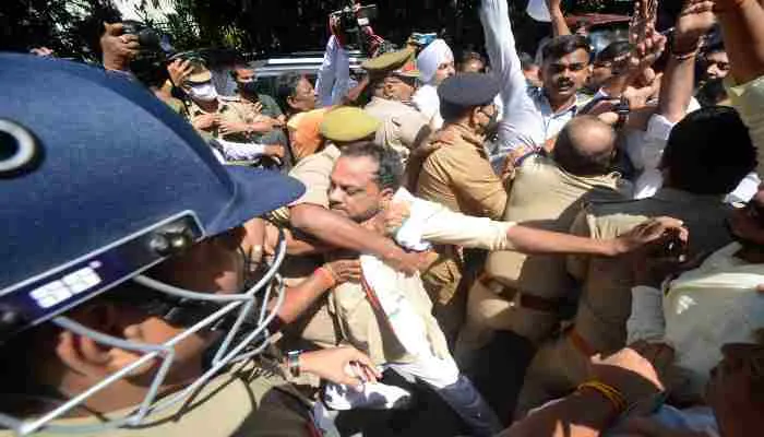 प्रतापगढ़ प्रकरण: दिल्ली में डटे भाजपा सासंद, कांग्रेसियों ने किया प्रदर्शन