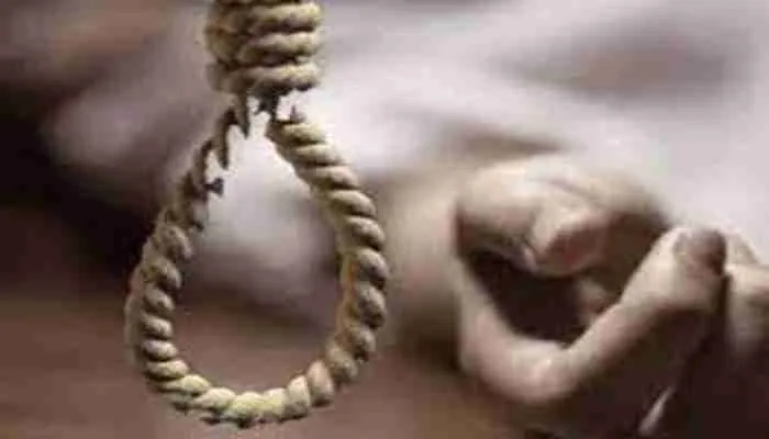 एटा: अलग-अलग स्थानों पर लटके मिले पति-पत्नि के शव, जानें परिजनों ने क्या कहा?