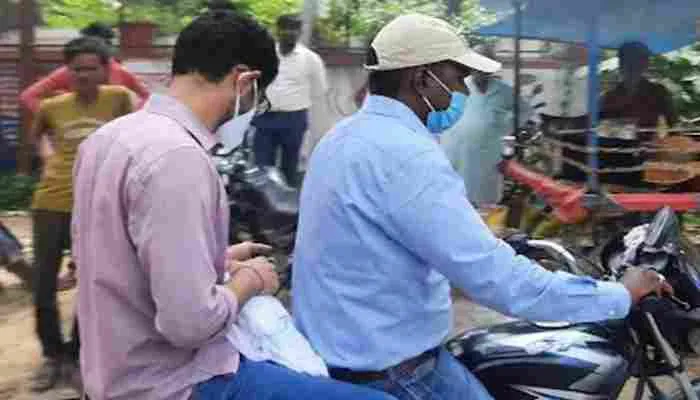 जौनपुर: ज्वाइंट मजिस्ट्रेट बाइक से पहुंचे एआरटीओ कार्यालय, मची अफरा-तफरी