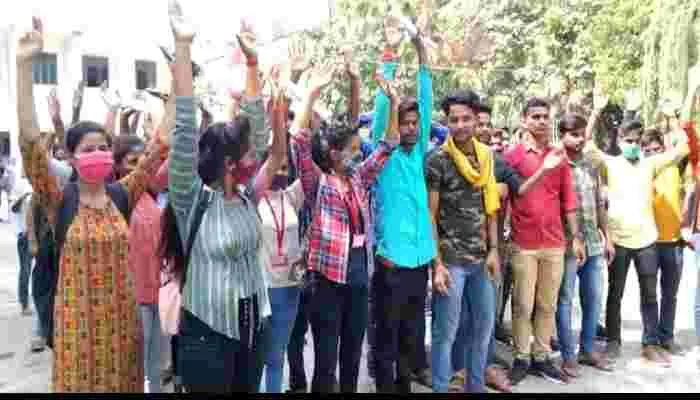 रायबरेली: परीक्षा में कम अंक आने पर भड़के छात्रों ने किया प्रदर्शन, एक बेहोश