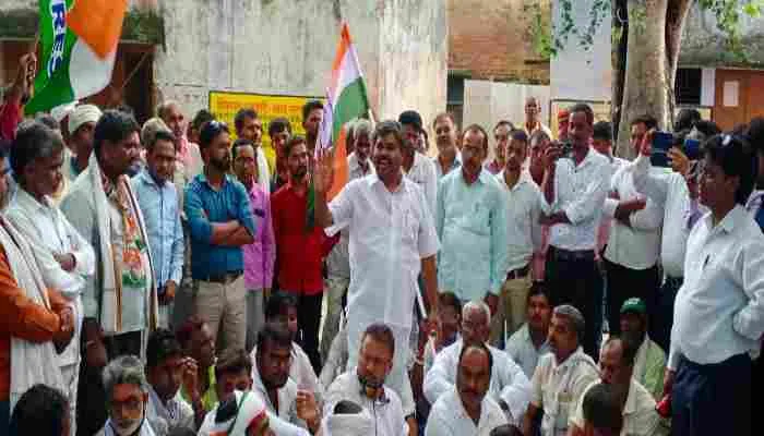 रायबरेली: कांग्रेस महासचिव को कोतवाली में बैठाने पर कार्यकर्ताओं ने किया हंगामा