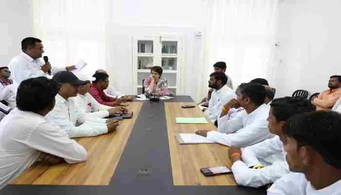 यूपी: प्रियंका गांधी ने निषाद समाज के साथ की बैठक, कही ये बड़ी बात
