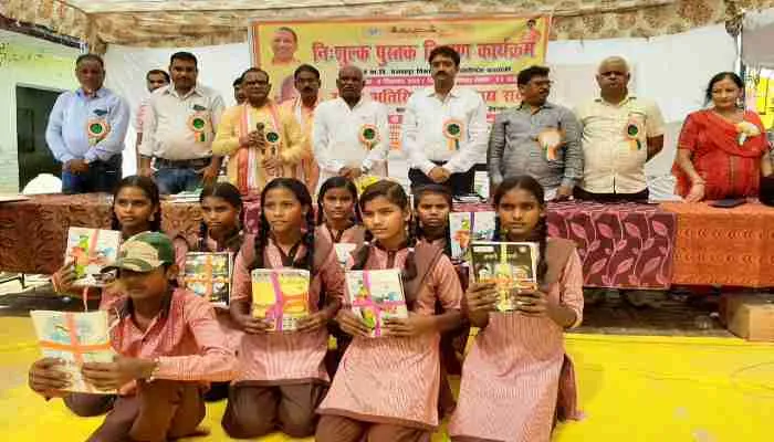 बाराबंकी: उत्कृष्ट कार्यों के लिए शिक्षक संकुलों को विधायक ने किया सम्मानित
