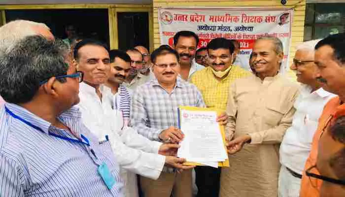 अयोध्या: शिक्षकों ने शासनादेश को तुगलकी फरमान बताकर दिया धरना, जानें मामला