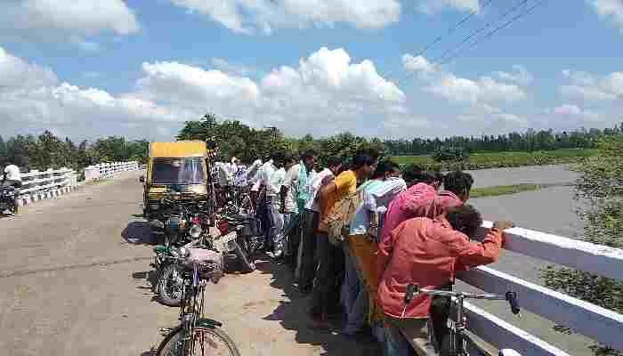 बाराबंकी: नहर में उतराता दिखा शव, सूचना के बाद भी नहीं पहुंची पुलिस