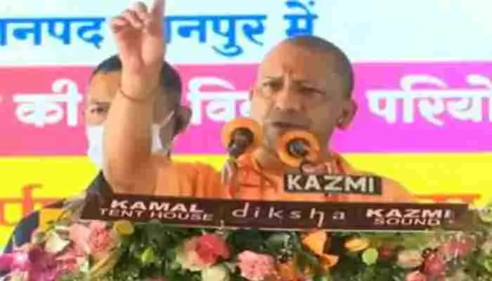 कानपुर: मृतक मनीष गुप्ता के परिजनों से मिले सीएम योगी, कहा- आरोपी बख्शे नहीं जाएंगे