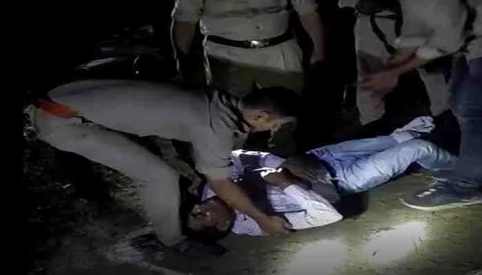 अयोध्या: पुलिस मुठभेड़ में दो बदमाश गिरफ्तार, एक आरक्षी को लगी गोली