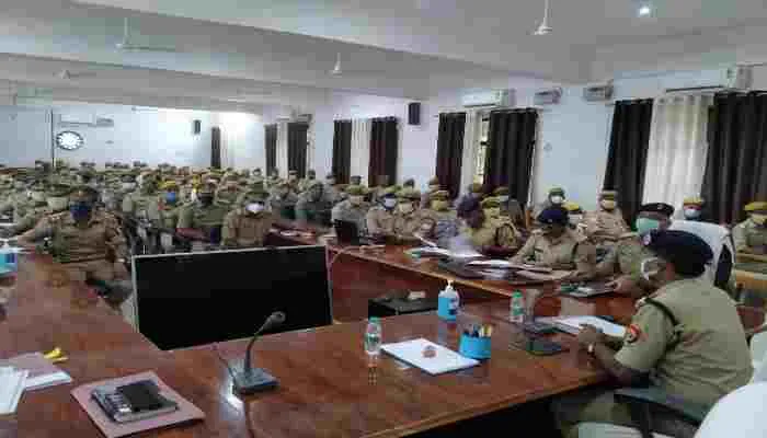 कुशीनगर: डीआईजी ने बीट अधिकारियों के साथ की बैठक, दिया ये निर्देश