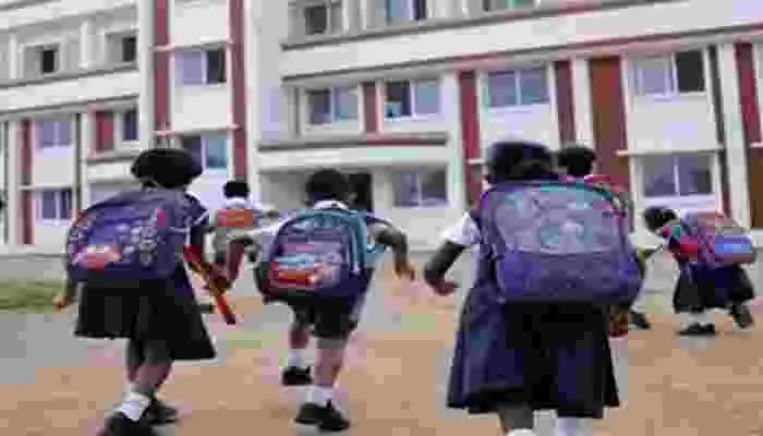 अमेठी: निजी विद्यालय के संचालक अभिभावकों की जेब पर डाल रहें हैं डाका, जानें कैसे?