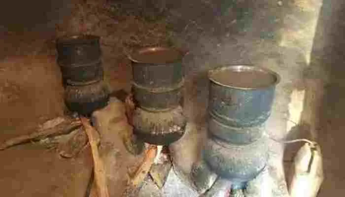 मिर्जापुर: कंजर बस्ती में पुलिस व आबकारी विभाग का छापा, छह गिरफ्तार