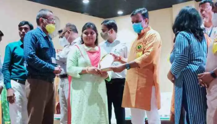 हरदोई: उत्कृष्ट कार्यों के लिए अध्यापिका सोनम गुप्ता की गईं सम्मानित