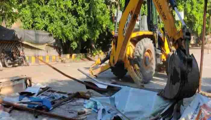 लखनऊ: नगर निगम का अवैध होर्डिंग व पोस्टर पर चला पीला पंजा