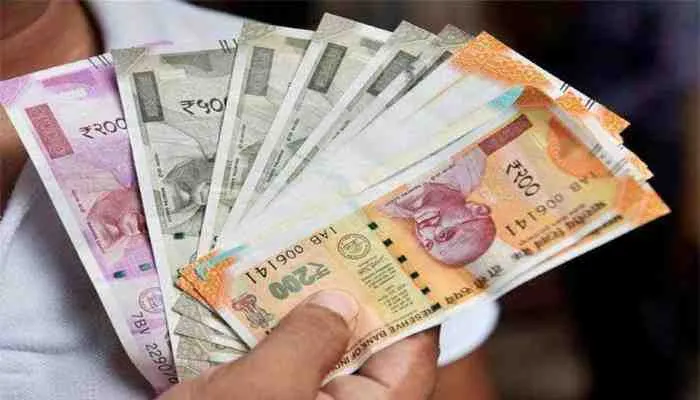 गोरखपुर: चार निजी अस्पतालों पर चला प्रशासन का चाबुक, लौटाए मरीजों के पैसे