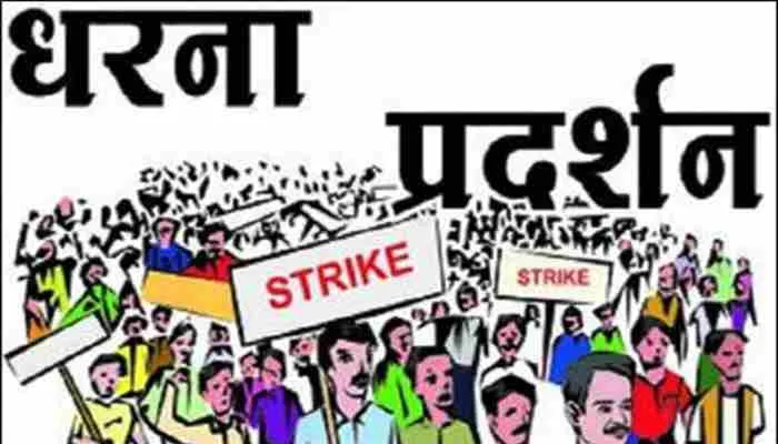 जालौन: ध्वस्त सफाई व्यवस्था के विरोध में मोहल्लेवालों ने की नारेबाजी