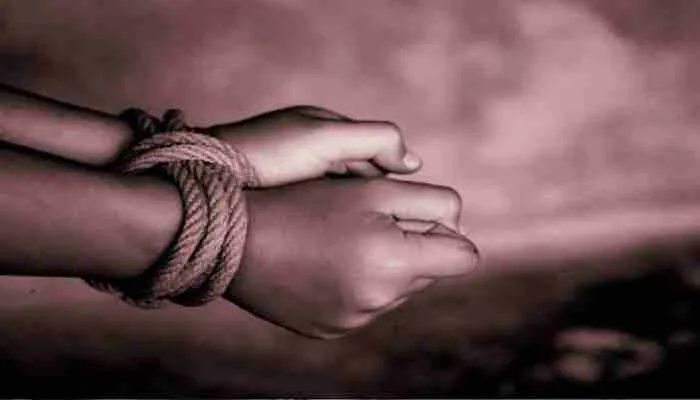 सीतापुर: गन्ने के खेत में बंधक बनी पड़ी मिली विक्षिप्त महिला, दुष्कर्म की आशंका